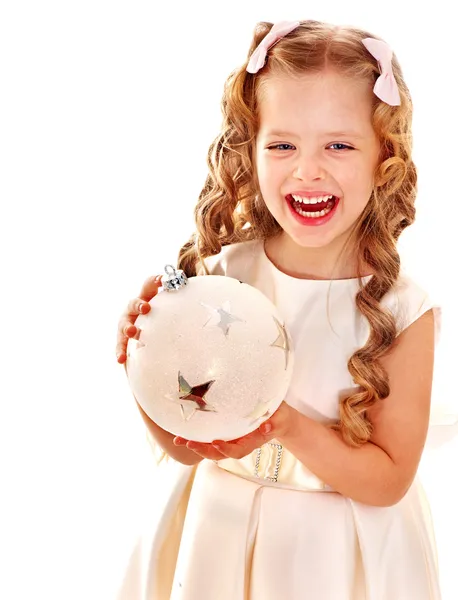 Criança segurando grande bola de Natal branco . — Fotografia de Stock