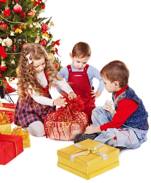 Παιδιά με δώρο κουτί κοντά χριστουγεννιάτικο δέντρο. — Φωτογραφία Αρχείου