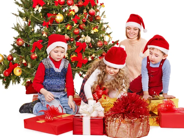 Děti s krabičky u vánočního stromu. — Stock fotografie