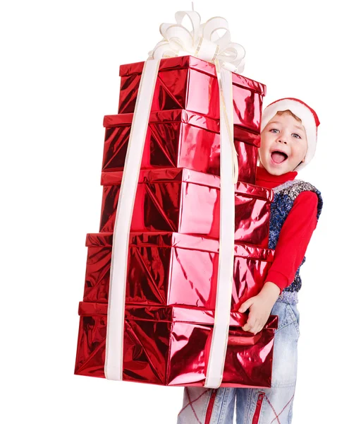Kind in Kerstman hoed met de doos van de gift van de stapel. — Stockfoto