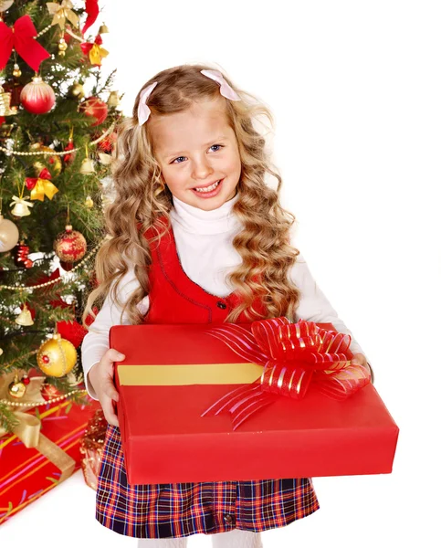 Kind met doos van de gift van de groep op verjaardag. — Stockfoto