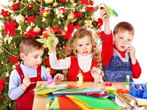 Kinder basteln Weihnachtskarten für Weihnachten. — Stockfoto