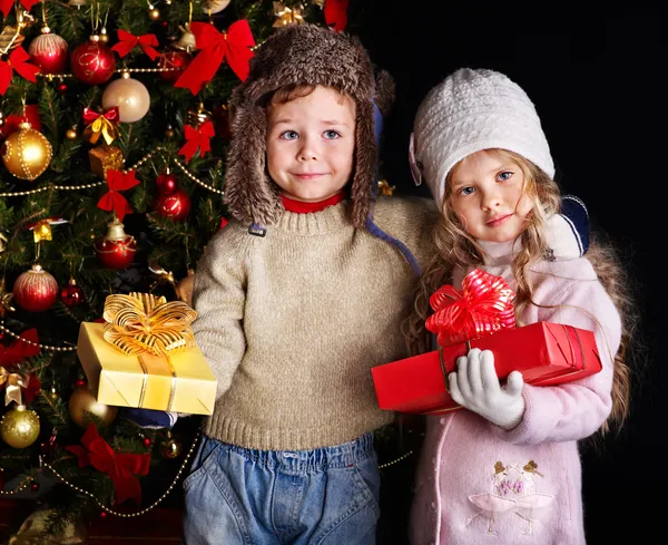 Kid met de doos van de gift van Kerstmis. — Stockfoto