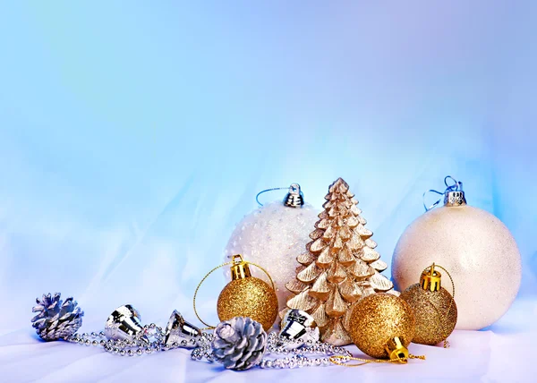 Weihnachtsstillleben mit Schneeflocke und Kerze. — Stockfoto