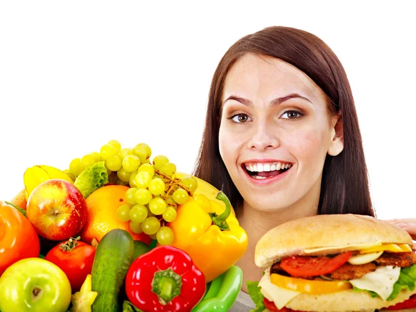 Mujer eligiendo entre fruta y hamburguesa . — Foto de Stock