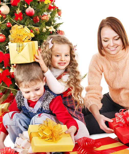 Bambini con scatola regalo vicino all'albero di Natale . Fotografia Stock