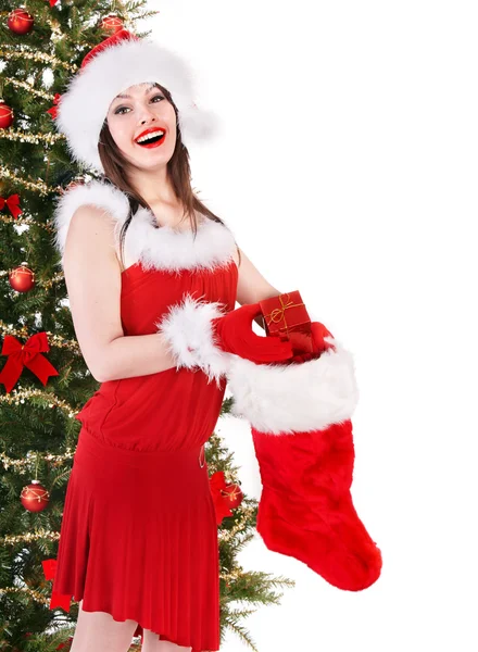 Menina em santa chapéu segurando meias de Natal e caixa de presente . — Fotografia de Stock