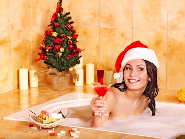 サンタ帽子の女風呂でリラックスします。. — ストック写真