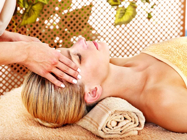 Mujer recibiendo masaje facial  . — Foto de Stock