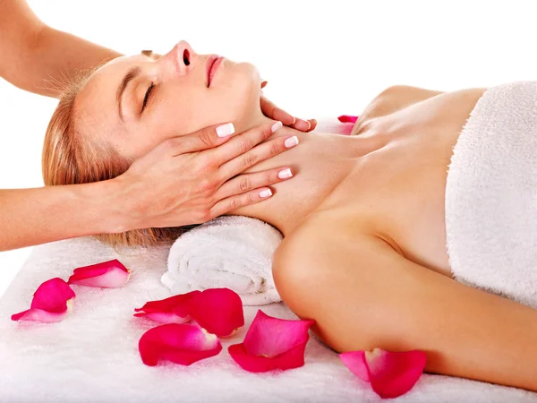 Mujer recibiendo masaje facial  . — Foto de Stock