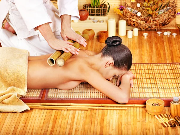 Mujer recibiendo masaje de bambú . — Foto de Stock