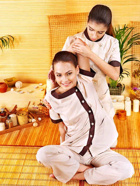 Terapeuta dando masaje de estiramiento a la mujer . — Foto de Stock