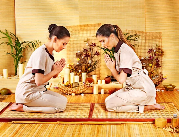 Kvinnor på bambu spa . — Stockfoto