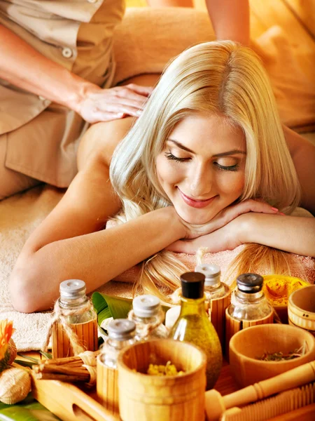 Mulher recebendo massagem  . — Fotografia de Stock