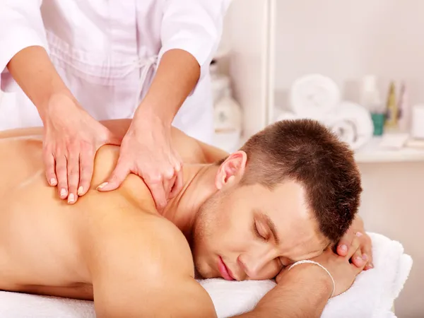 Człowiek zaczyna masaż w spa. — Zdjęcie stockowe