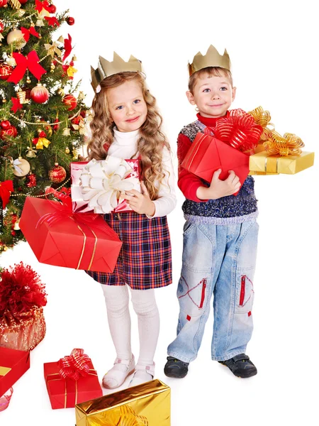 Enfants avec boîte cadeau de Noël . — Photo