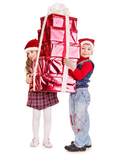 Kinder im Weihnachtsmann-Hut mit Geschenkbox . — Stockfoto