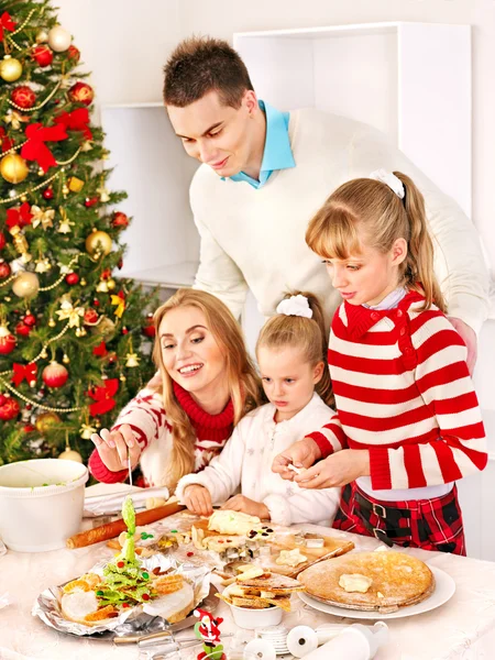 Familj med barn Rulla degen i xmas kök. — Stockfoto