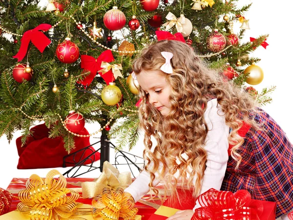 Enfant avec boîte cadeau près de l'arbre de Noël . — Photo