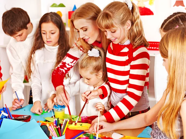 Pintura infantil en la escuela de arte . — Foto de Stock