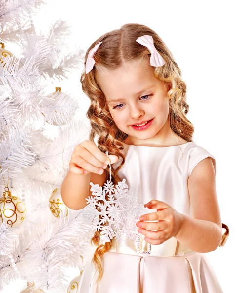 Criança segurando floco de neve para decorar a árvore de Natal  . — Fotografia de Stock