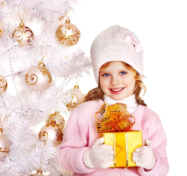Kind in muts en wanten houden de doos van de gift van Kerstmis. — Stockfoto