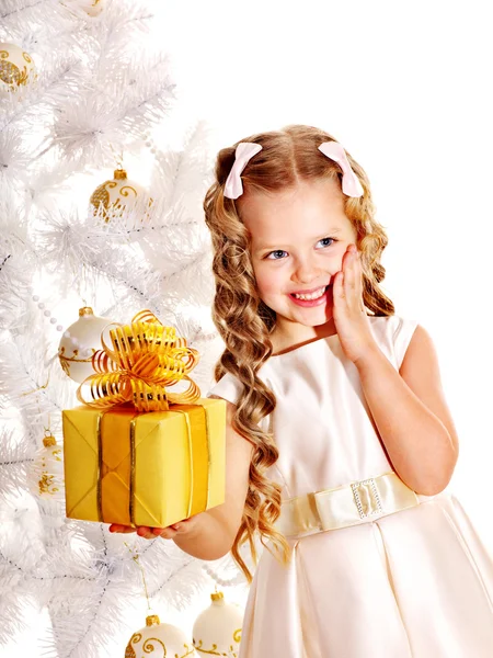Παιδί με κουτί δώρου δίπλα λευκό χριστουγεννιάτικο δέντρο. — Φωτογραφία Αρχείου
