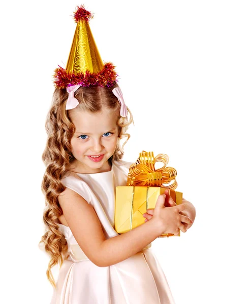 Niño en sombrero de fiesta con caja de regalo de oro  . — Foto de Stock