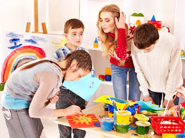 Pintura infantil en la escuela de arte . — Foto de Stock