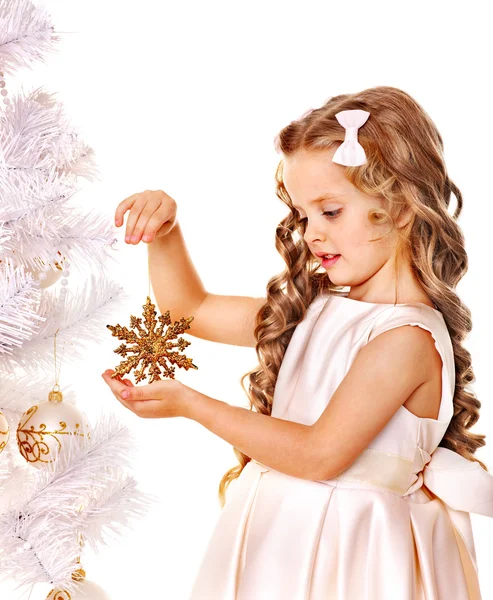 Criança segurando floco de neve para decorar a árvore de Natal  . — Fotografia de Stock