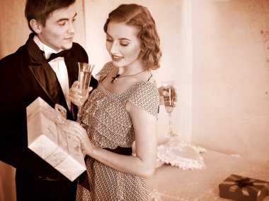 hediye kutusu ile bir çift gördüm. siyah ve beyaz retro.