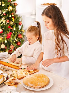 çocuklar mutfakta hamuru haddeleme.