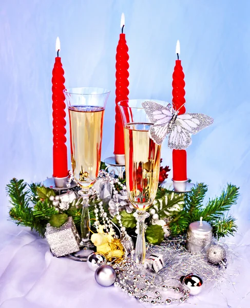 Kerstmis Stilleven met champagne en kaars. — Stockfoto