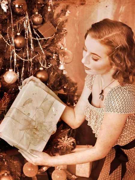 Mujer recibiendo regalos. Retro blanco y negro . — Foto de Stock