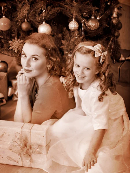 Enfant avec mère près de l'arbre de Noël . — Photo