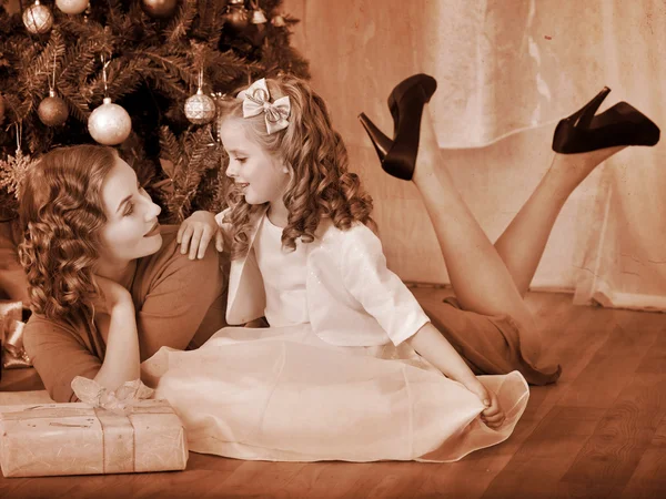 Kind mit Mutter in der Nähe von Weihnachtsbaum. — Stockfoto