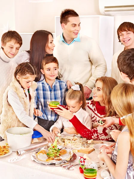 Familia y niños rodando masa en la cocina . — Foto de Stock