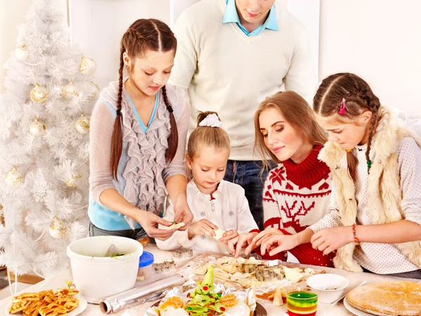 Niños rodando masa en la cocina . — Foto de Stock