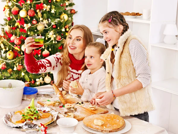 Niños rodando masa en la cocina . — Foto de Stock