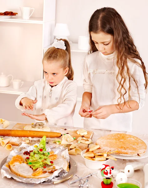 Çocuklar mutfakta hamuru haddeleme. — Stok fotoğraf