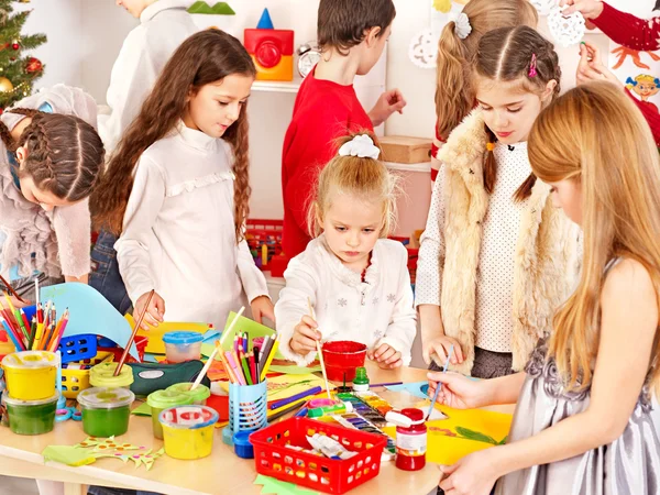 Pittura infantile alla scuola d'arte . — Foto Stock