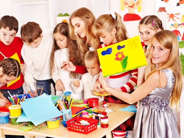 Peinture d'enfant à l'école d'art . — Photo