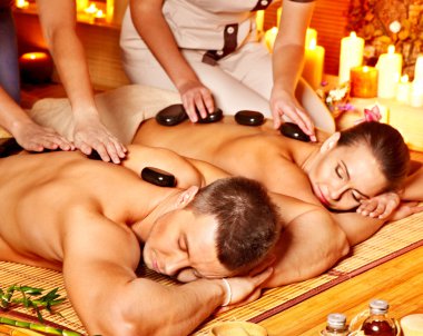 kadın ve erkek taş tedavi alma spa merkezinde masaj.