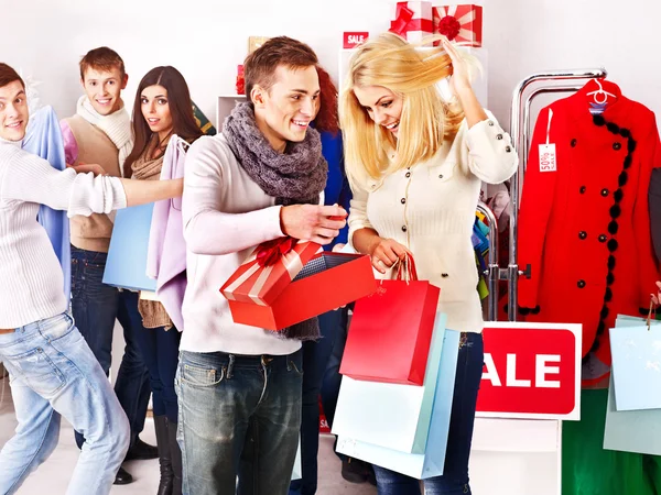 Donne dello shopping alle vendite di Natale . — Foto Stock