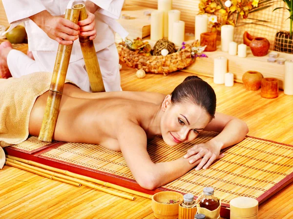 Kvinna får bambu massage. — Stockfoto