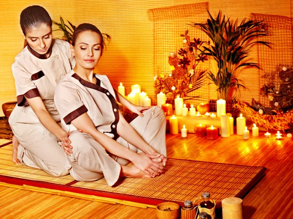 Terapeuta dando massagem de alongamento à mulher . — Fotografia de Stock