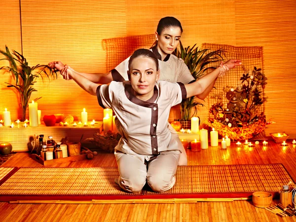 Terapeuta dando massagem de alongamento à mulher . — Fotografia de Stock