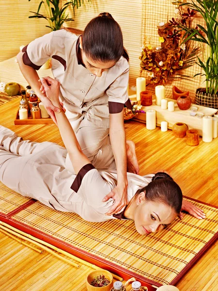 Terapeuten ger stretching massage till kvinna. — Stockfoto