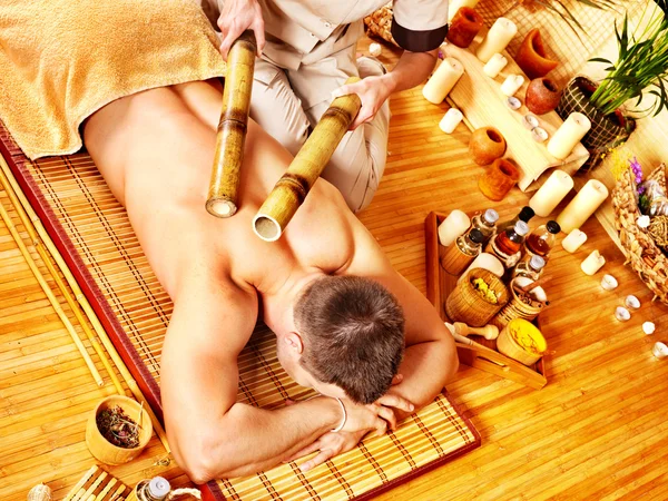 Kvinna får bambu massage. — Stockfoto