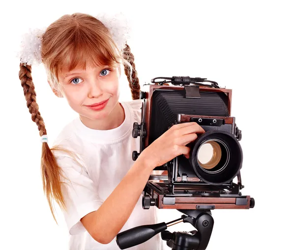 古い木の大規模なフォーマットのデジタル カメラを持つ子供. — ストック写真